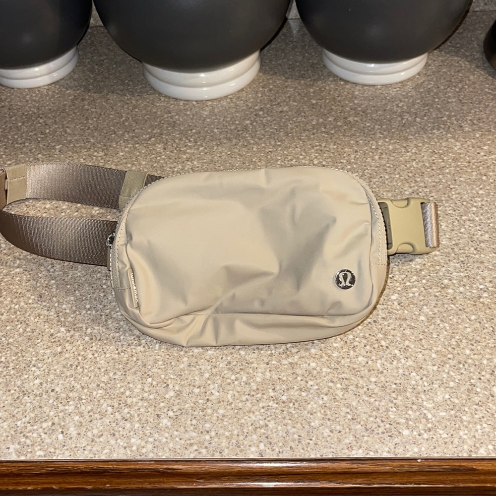 Everywhere belt bad Lululemon Trench